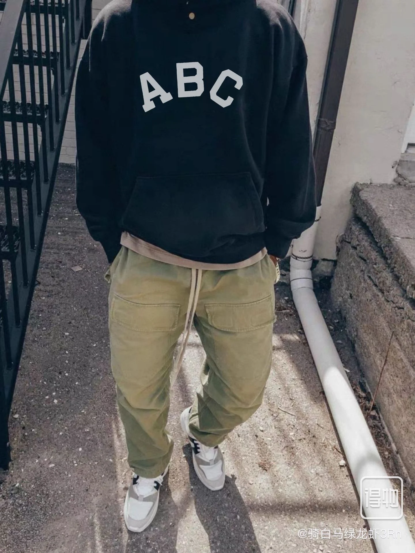 Moletom com capuz de fleece para casais com letras e cor sólida, estilo urbano, perfeito para um visual moderno e confortável. — foto 3
