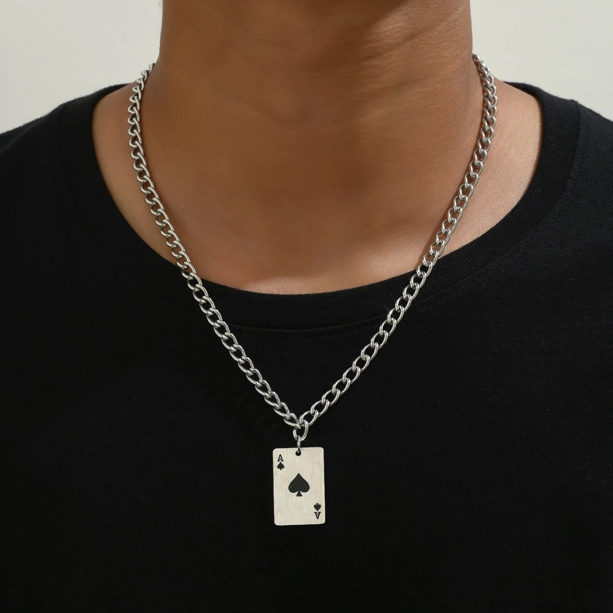 Colar Criativo de Aço Inoxidável Poker Black Peach A para Homens, um acessório elegante e ousado que complementa seu estilo e personalidade. — foto 1