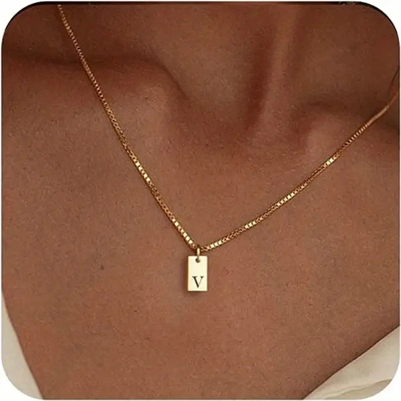 Colar feminino com pingente quadrado de aço inoxidável com 26 letras gravadas, resistente à corrosão, um presente único. — foto 19