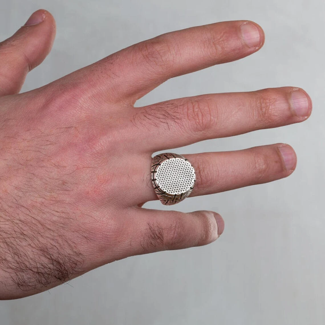 Anel masculino vintage com padrão, um acessório elegante e durável para o homem moderno. Destaque-se com este anel único e atemporal. — foto 5