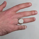 Anel masculino vintage com padrão, um acessório elegante e durável para o homem moderno. Destaque-se com este anel único e atemporal. — foto 5