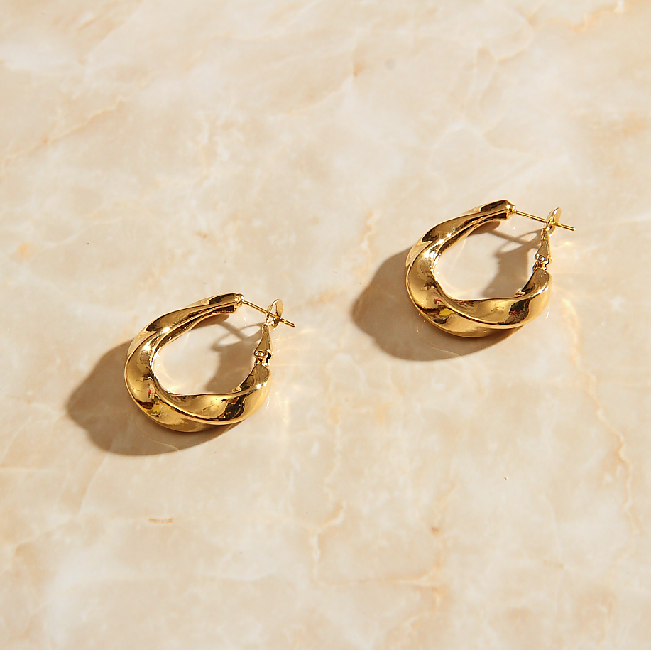 Brincos de círculo minimalistas, criativos e com design de gota e vento frio. Adicione um toque moderno e elegante ao seu visual com esses brincos. — foto 4