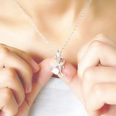 Collana con doppi delfini placcata argento e strass. Un gioiello elegante e scintillante, perfetto per ogni occasione e come idea regalo. — foto 8