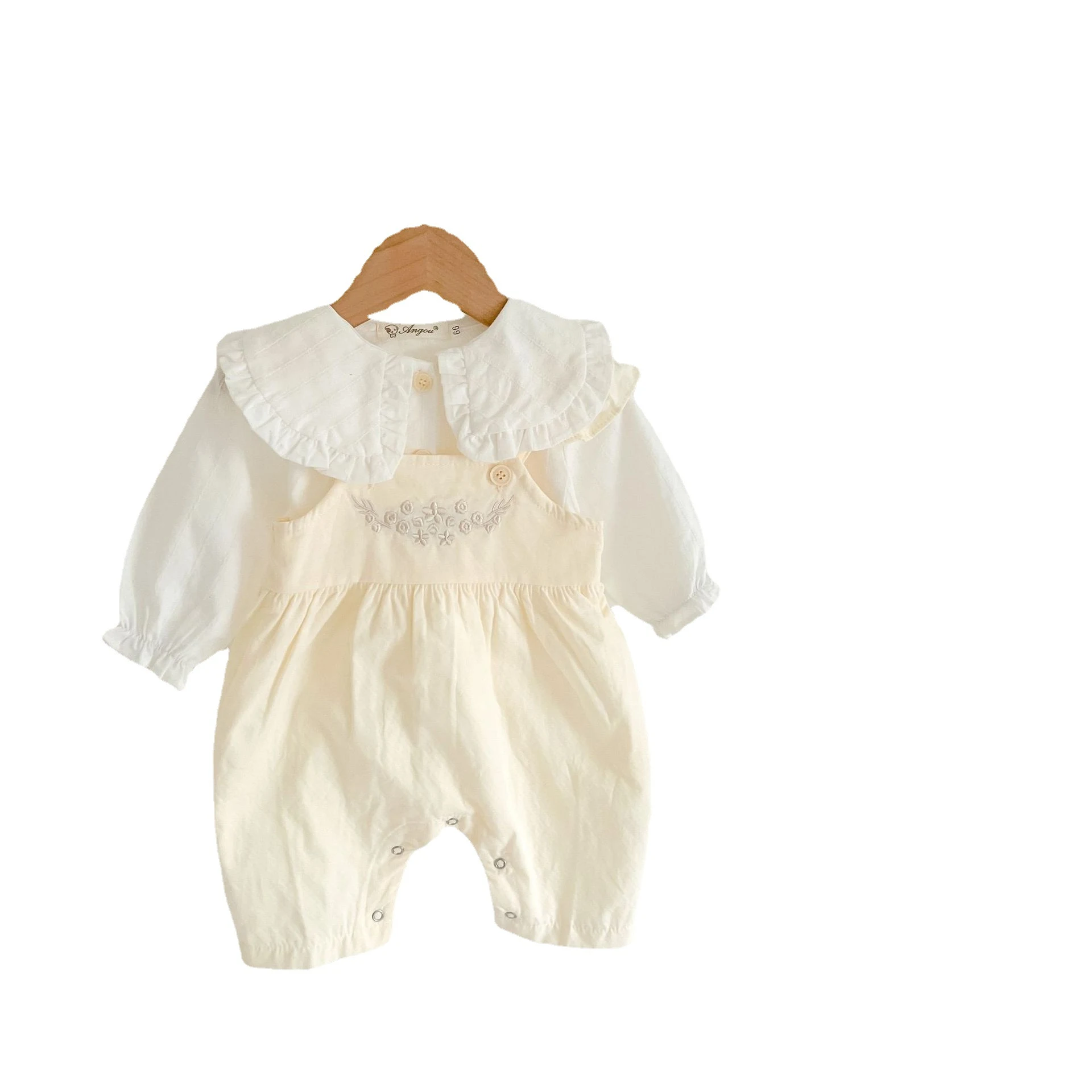 Macacão soltinho ajustável com suspensórios para bebê menina. Conforto e praticidade para sua pequena. Perfeito para brincar com estilo. — foto 1