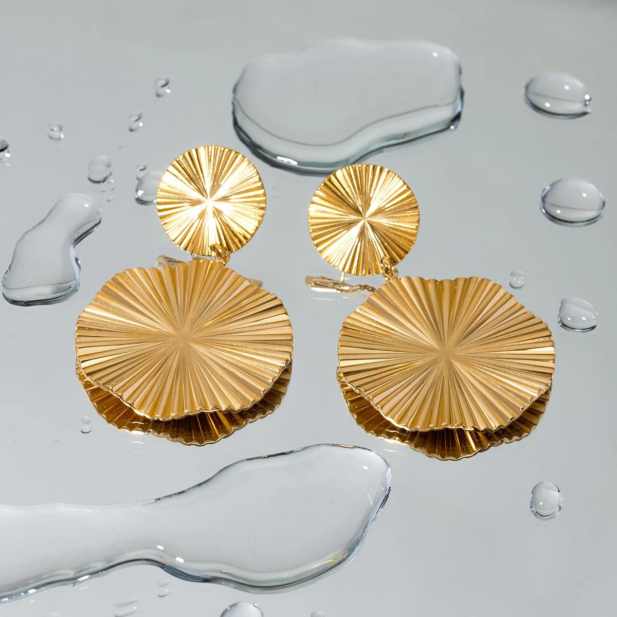 Brincos femininos grandes redondos em aço inoxidável dourado 18K, design plissado e perfil alto, elegantes e sofisticados. — foto 8