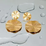Brincos femininos grandes redondos em aço inoxidável dourado 18K, design plissado e perfil alto, elegantes e sofisticados. — foto 8