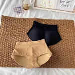Kadınlar için güzel popolu, seksi kalçalı naylon külot. Vücut hatlarınızı ortaya çıkarın ve gün boyu kendinize güvenin. — Fotoğraf 5