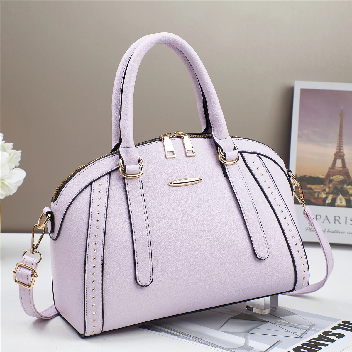 Eenvoudige, royale dames crossbodytas met één schouder, ideaal voor dagelijks gebruik en uitgaan. Biedt comfort en stijl. — foto 10