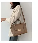Bolsa feminina transversal de ombro, elegante e funcional. Perfeita para o dia a dia, oferece praticidade e estilo, ideal para carregar seus pertences com conforto. — foto 18