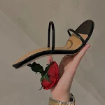 Ženske sandale sa jednom rečju, štikle, elegantne papuče, savršene za večernje izlaske i posebne prilike. — foto 4
