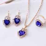 Conjunto de colar, brincos e anel com strass de gota d'água. Adicione um toque de brilho e sofisticação. Ideal para presentes e eventos especiais. — foto 3