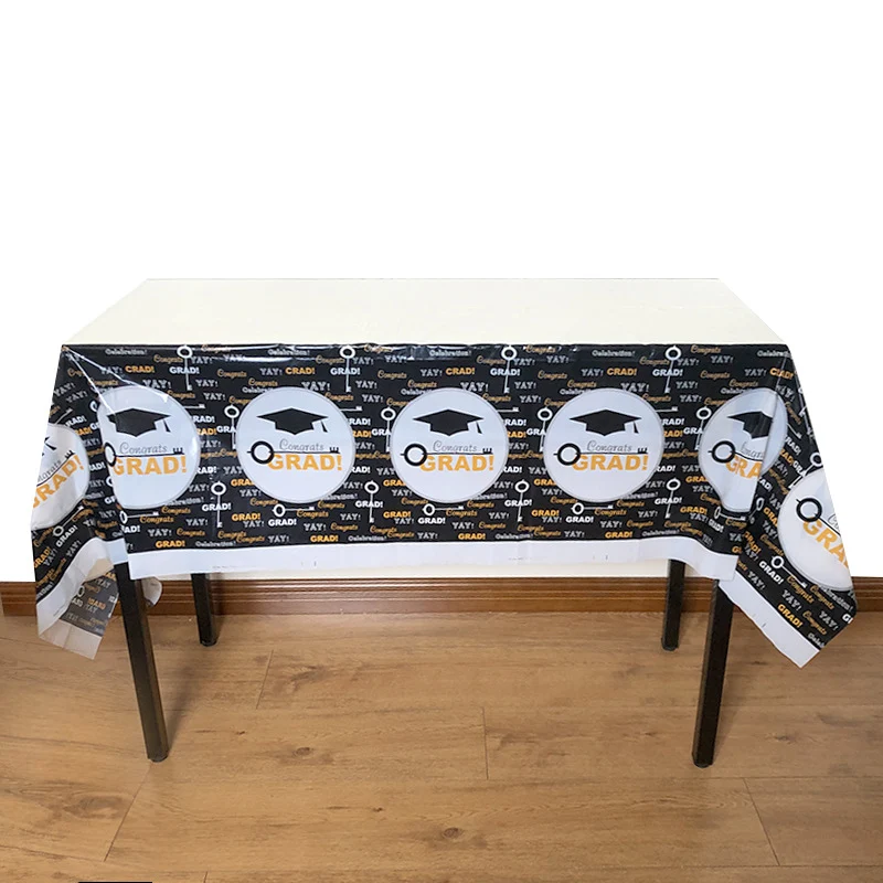 Set stoviglie usa e getta a tema laurea, perfetto per feste di compleanno. Piatti e bicchieri di carta inclusi. — foto 12