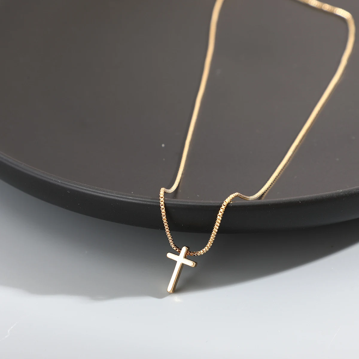 Colar com pingente de cruz simples para mulheres. Um acessório elegante e discreto para uso diário. Perfeito para presentear. Compre agora! — foto 7