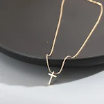 Colar com pingente de cruz simples para mulheres. Um acessório elegante e discreto para uso diário. Perfeito para presentear. Compre agora! — foto 7