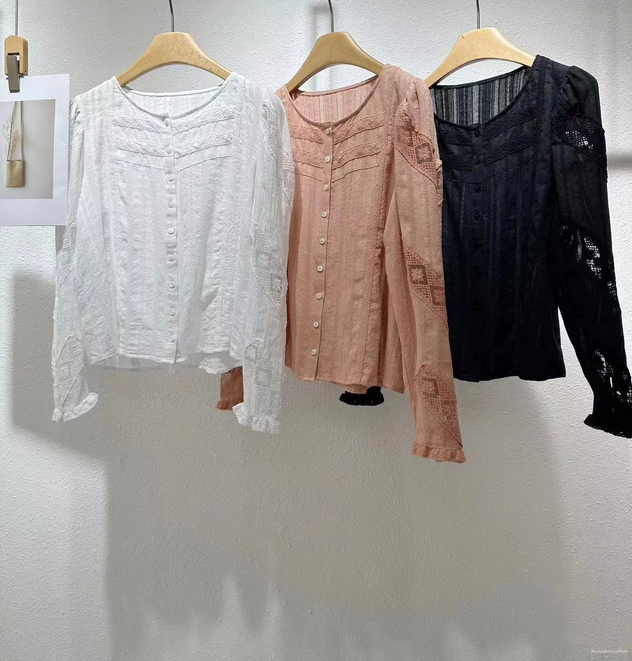 Camisa retro francesa de algodón fino y hueco, súper cómoda y bonita. Disfruta de la elegancia y frescura con este diseño único y favorecedor. — foto 2