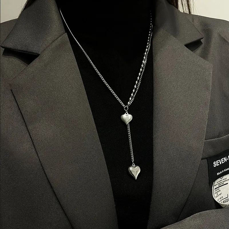 Colar de Aço Titânio com Pingente Niche Design Love, expresse seu amor com elegância e sofisticação, ideal para presentear alguém especial. — foto 2
