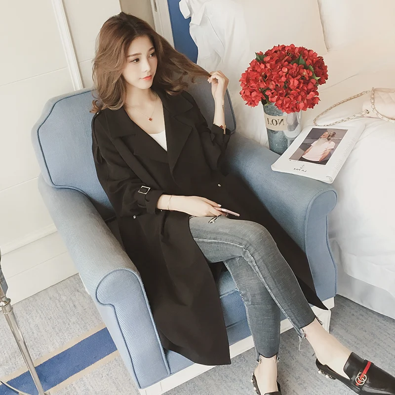 Trench coat da donna, ampio, lunghezza media, perfetto per un look casual e alla moda. Comodo e versatile, ideale per ogni occasione. — foto 5