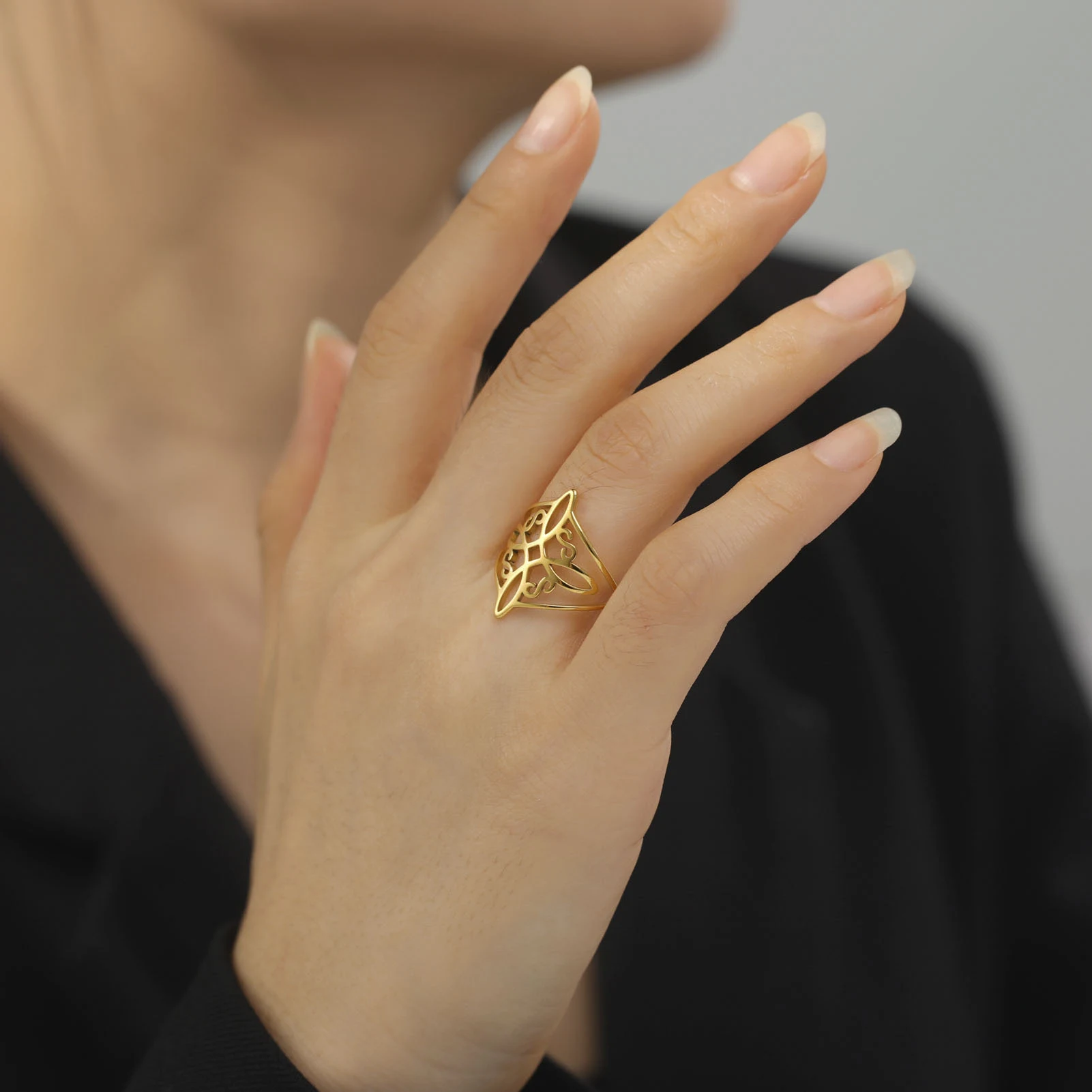 Anel de aço inoxidável com padrão encaracolado contínuo quadrado. Elegante, durável e perfeito para uso diário. Conforto e estilo. — foto 3