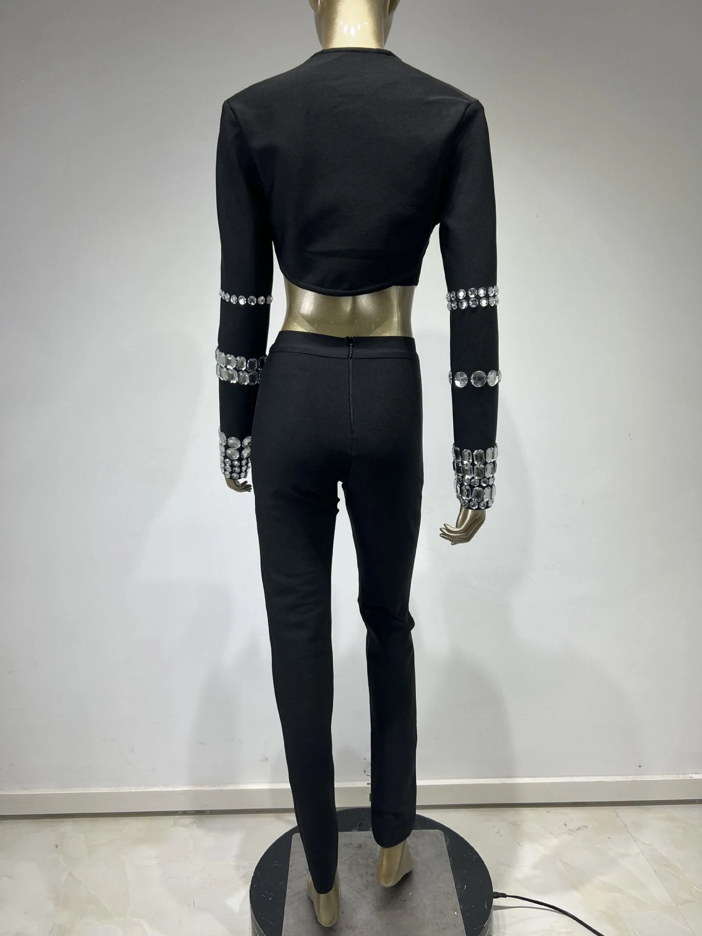 Conjunto feminino casual de três peças com top de manga longa, bandeau, alças, cintura alta e calças skinny compridas. Perfeito para looks diários. — foto 10