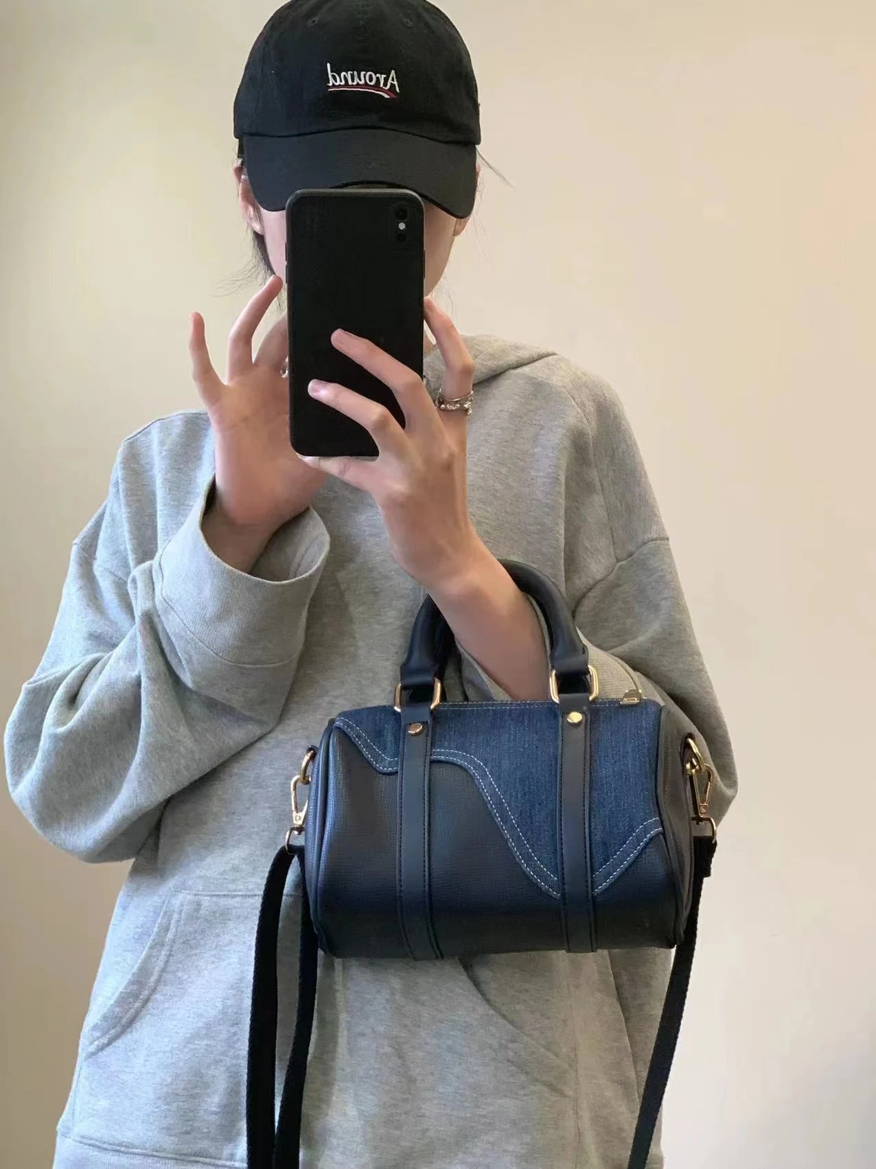 Bolso Boston Retro de Denim y Cuero Patchwork. Diseño vintage con amplio espacio. Perfecto para viajes y uso diario, combina estilo y funcionalidad. — foto 5