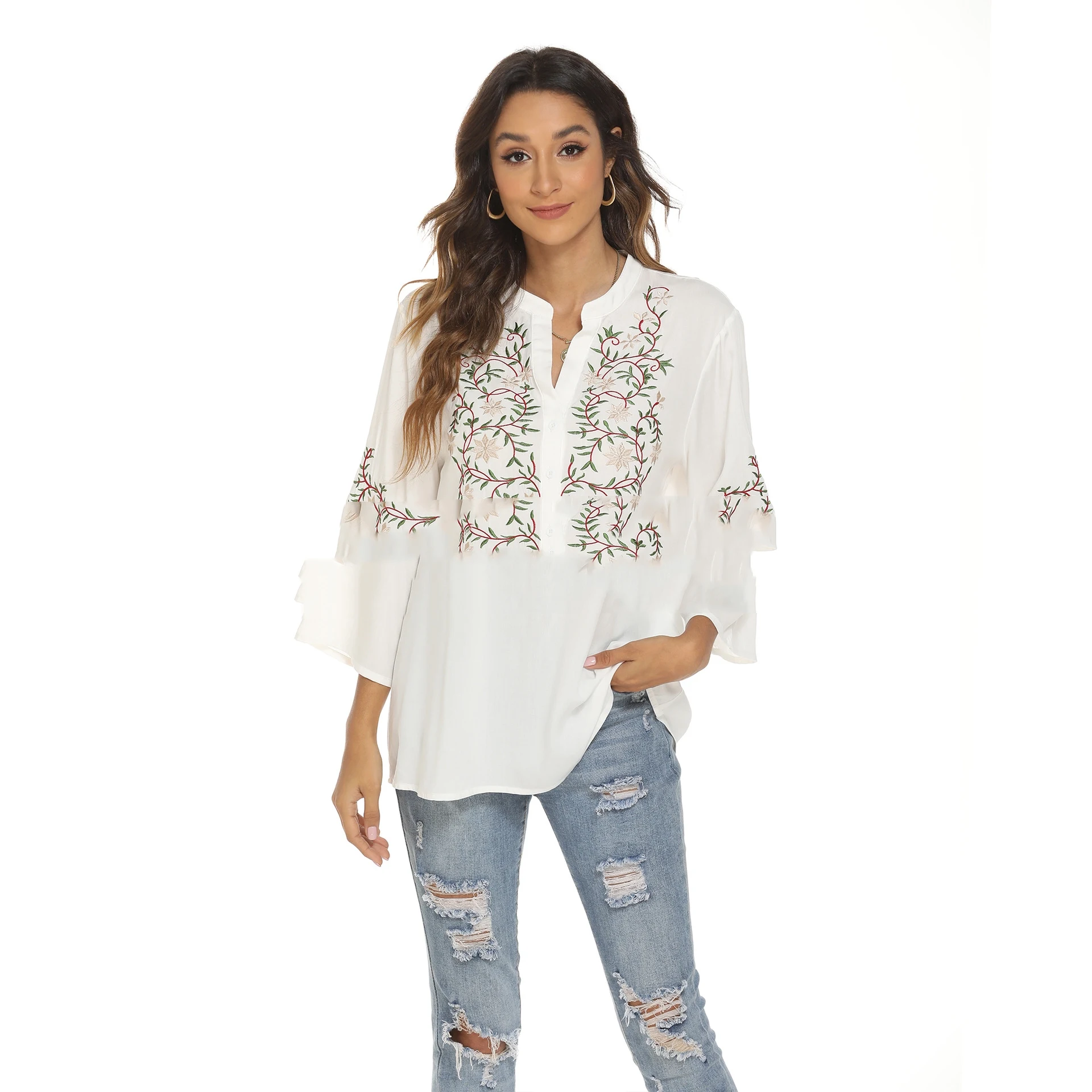 Blusa feminina branca manga longa com bordado, elegante e confortável. Ideal para diversas ocasiões, combinando estilo e praticidade em seu dia a dia. — foto 6