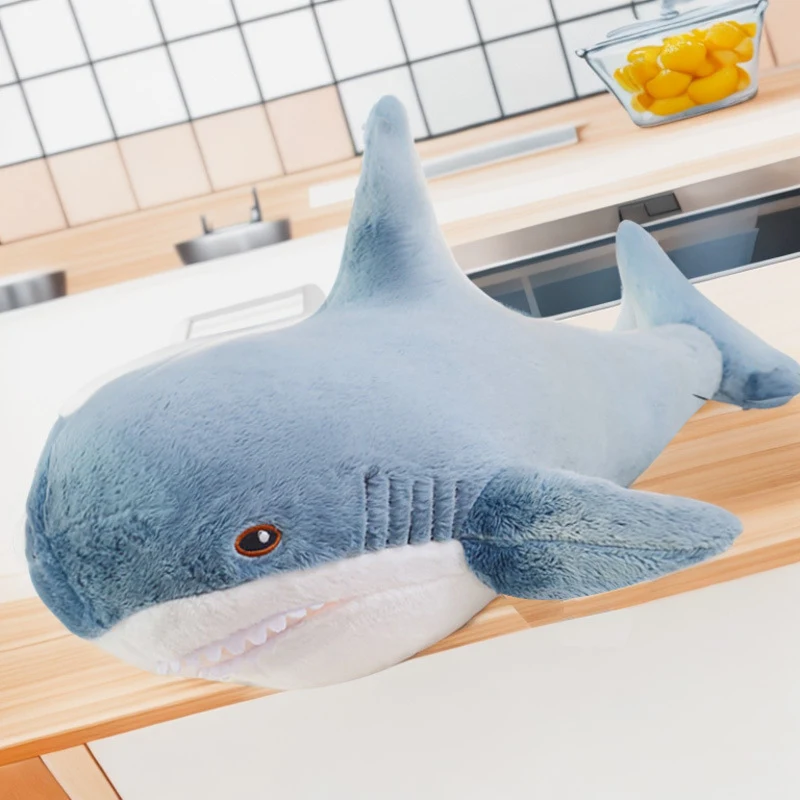 Boneca de pelúcia fofa de tubarão, macia e adorável. O brinquedo perfeito para abraçar e brincar, um presente ideal para qualquer criança. — foto 2