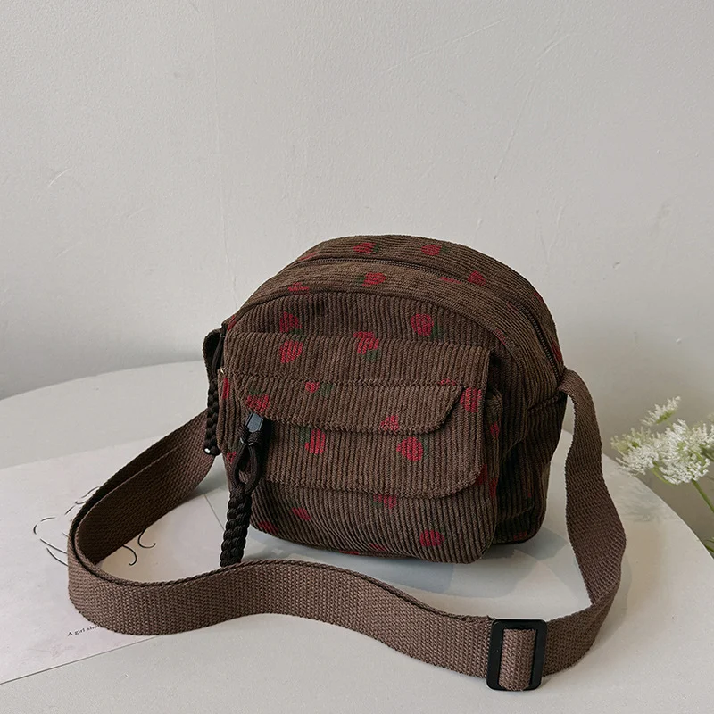 Bolsa de tecido de veludo cotelê feminina com estampa de morango, charmosa e funcional, perfeita para carregar seus pertences com elegância. — foto 46