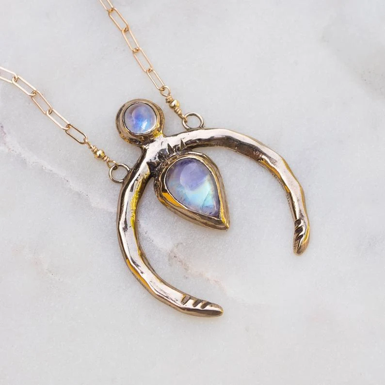 Colar vintage boho com pedra da lua arco-íris. Joia artesanal e elegante para mulheres. Adicione um toque místico ao seu visual com este colar. — foto 4