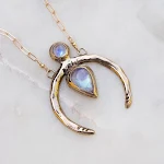 Colar vintage boho com pedra da lua arco-íris. Joia artesanal e elegante para mulheres. Adicione um toque místico ao seu visual com este colar. — foto 4