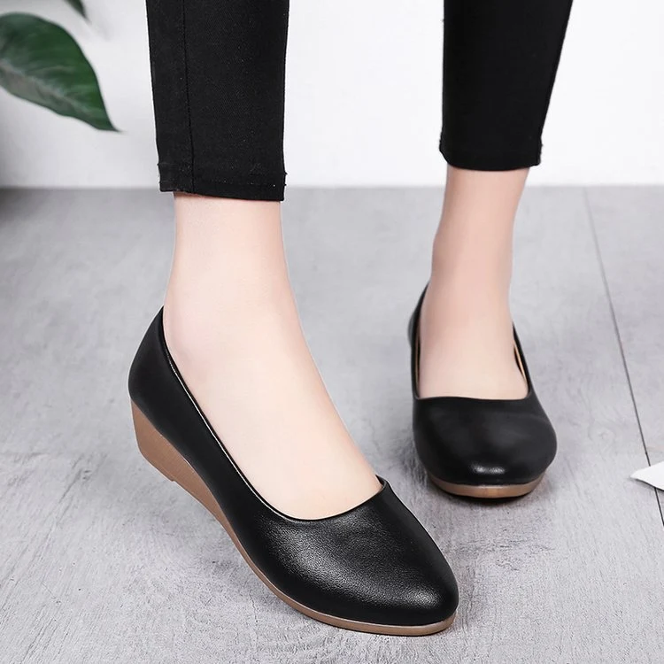Sapatos outono estilo coreano com salto baixo e boca rasa. Perfeitos para um visual casual e confortável, combinando moda e praticidade. — foto 1