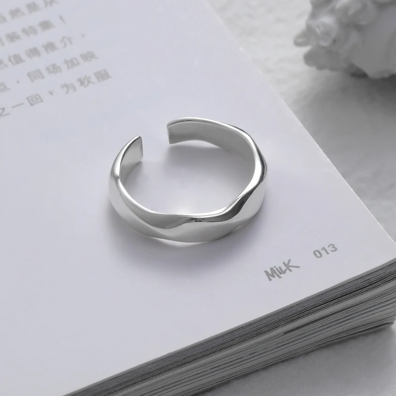 Anel de fita de Möbius simples e personalizado para homens Estilo moderno Design único Joia elegante e presente ideal para ele — foto 3
