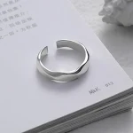 Anel de fita de Möbius simples e personalizado para homens Estilo moderno Design único Joia elegante e presente ideal para ele — foto 3