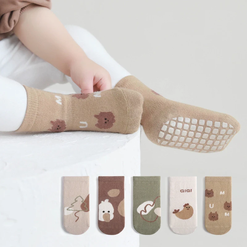 Kinder antislip rubberen vloersokken met schattige cartoonfiguren, halverwege de kuit, met stippen voor een goede grip en veiligheid. — foto 3