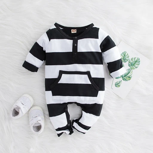 Title 3, Vestido Instagram listrado preto e branco de al...