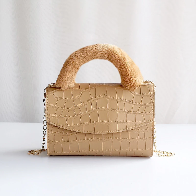 Bolsa de mão de pelúcia com padrão de pedra da moda. Conforto e estilo se encontram. Perfeita para carregar seus itens essenciais com elegância e suavidade. — foto 3