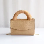 Bolsa de mão de pelúcia com padrão de pedra da moda. Conforto e estilo se encontram. Perfeita para carregar seus itens essenciais com elegância e suavidade. — foto 3