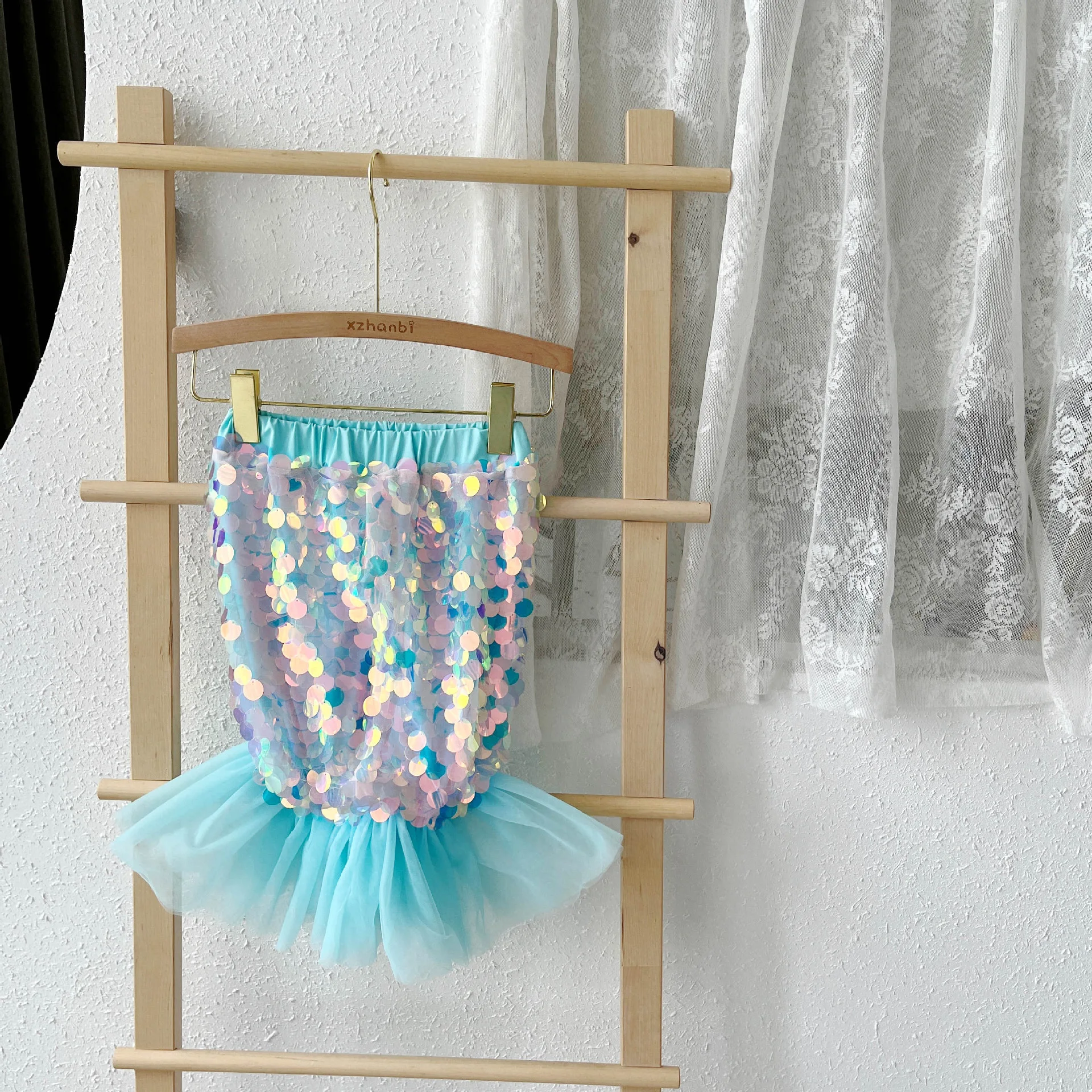 Falda sirena con lentejuelas de malla de moda, perfecta para eventos especiales. Destaca con este diseño elegante y único que realza tu figura. — foto 10