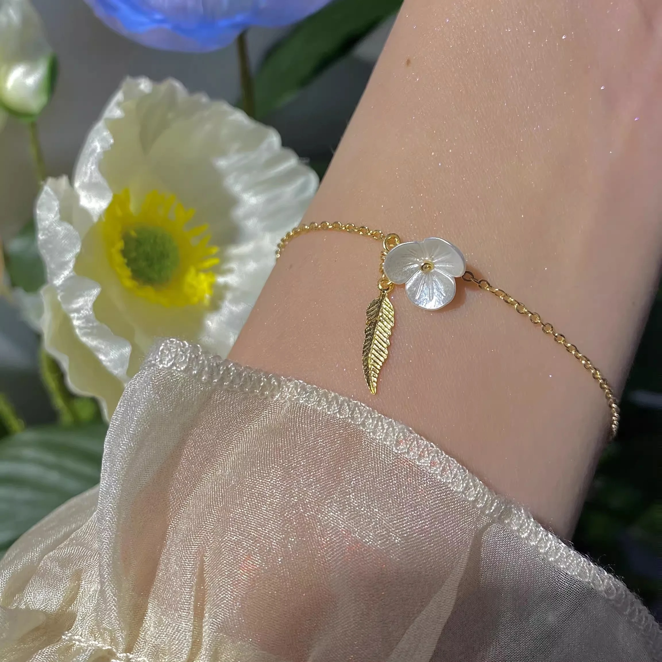 Pulseira Pétala Feminina Sofisticada Design Exclusivo e Delicado Estilo Luxuoso com Detalhes Únicos Presente Perfeito para Amigas — foto 2