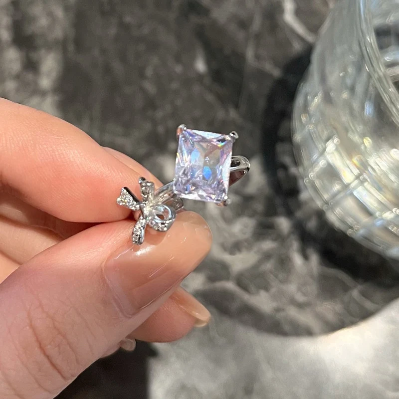Anel de açúcar cubo com laço e zircônia para mulheres. Um acessório doce e brilhante, perfeito para adicionar um toque de glamour ao seu visual. — foto 6