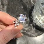 Anel de açúcar cubo com laço e zircônia para mulheres. Um acessório doce e brilhante, perfeito para adicionar um toque de glamour ao seu visual. — foto 6