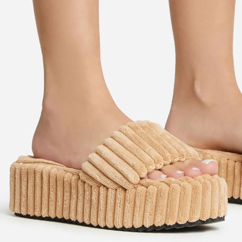 Desfrute do máximo conforto com nossas pantufas de pelúcia com sola grossa. Perfeitas para uso interno e externo, maciez e durabilidade garantidas. — foto 1