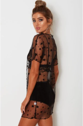 Sensuale maglietta da donna nera con stelle, girocollo, maniche corte e mesh trasparente, perfetta per un look seducente e alla moda. — foto 4