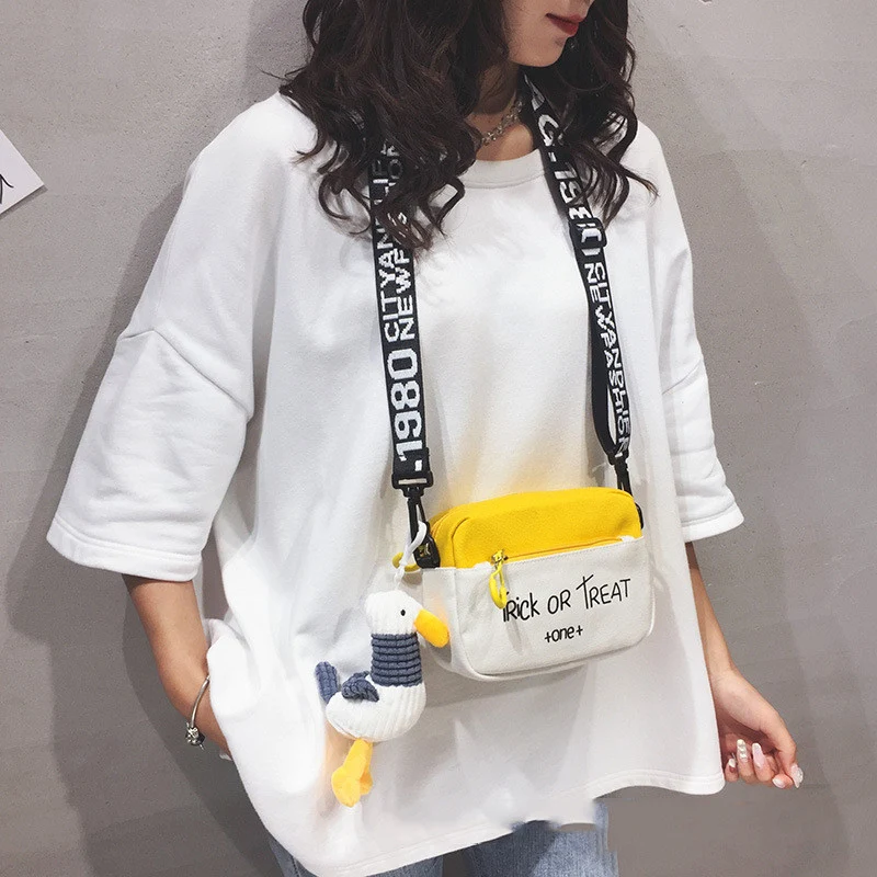 Bolsa transversal simples de lona para moda feminina. Leve, estilosa e perfeita para o dia a dia. Conforto e praticidade para carregar seus itens essenciais. — foto 2