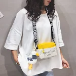 Bolsa transversal simples de lona para moda feminina. Leve, estilosa e perfeita para o dia a dia. Conforto e praticidade para carregar seus itens essenciais. — foto 2