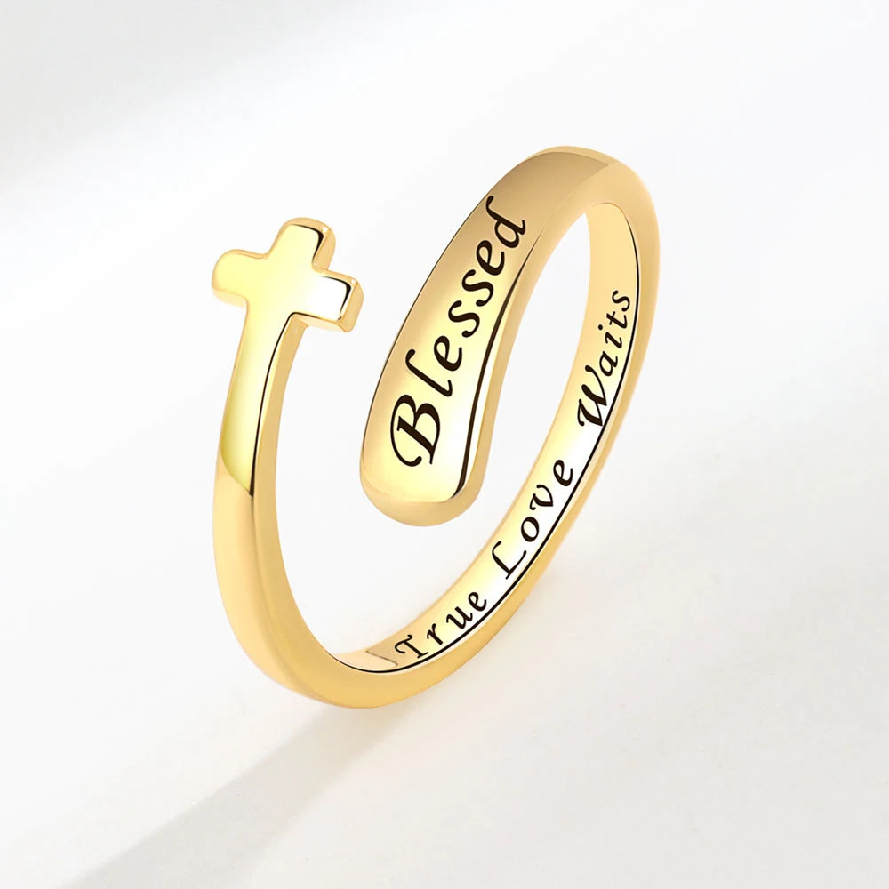Anel Feminino Simples Inglês com Letra Cruz. Charmoso e discreto, ideal para uso diário. Um toque de elegância com um design exclusivo e moderno. — foto 2
