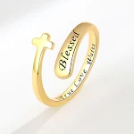 Anel Feminino Simples Inglês com Letra Cruz. Charmoso e discreto, ideal para uso diário. Um toque de elegância com um design exclusivo e moderno. — foto 2