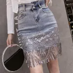Saia jeans com bordado de lantejoulas, perfeita para um visual estiloso e brilhante. Ideal para diversas ocasiões e combinações. — foto 4