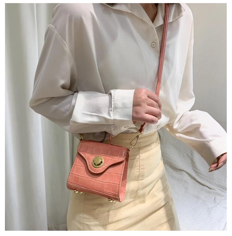 Bolsa pequena quadrada de ombro para batom, tipo crossbody, ideal para carregar batons e essenciais, compacta e elegante para uso diário. — foto 4