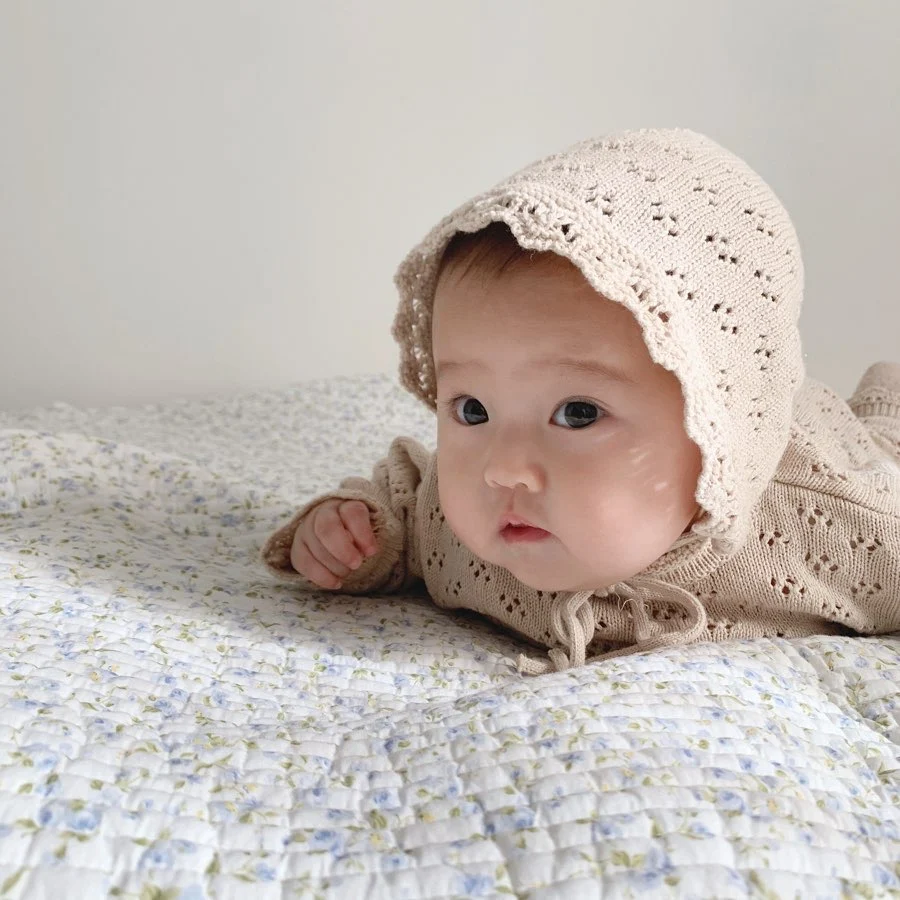 Gestrickter Lochmuster-Jumpsuit für Baby Mädchen mit Spitze, Langarm und Mütze. Bequem und stilvoll, perfekt für Neugeborene. — foto 2