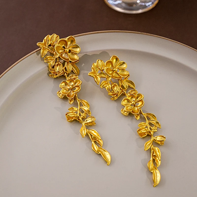 Brincos femininos retrô com borla e flores tridimensionais. Um acessório charmoso que adiciona um toque vintage e sofisticado. — foto 6